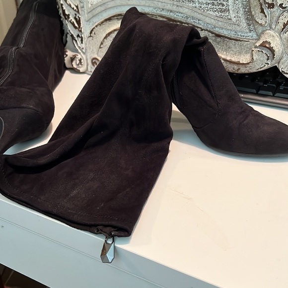 Tahari  high boot with unstructured shaft - Picture 5 of 7